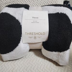 Threshold Monochrome Reversible Throw